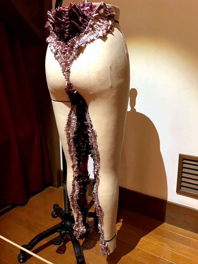 「のんRibbon Art 昔といまを結ぶちょうちょ」の下半身トルソーにリボン