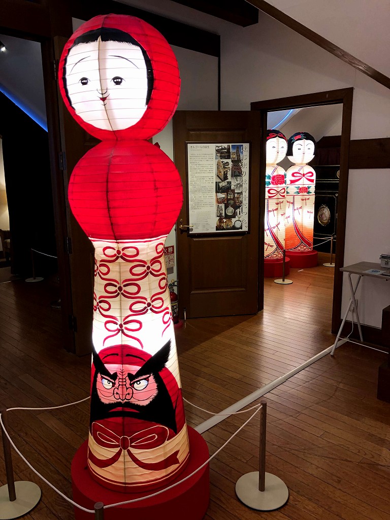 「のんRibbon Art 昔といまを結ぶちょうちょ」のこけし灯籠1
