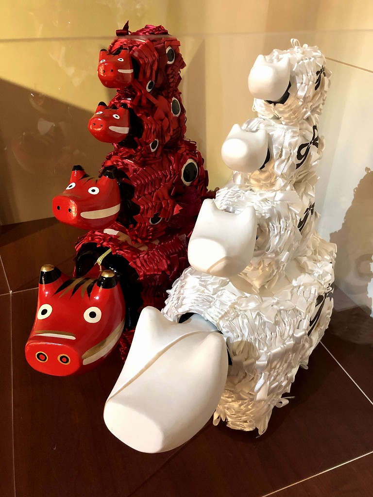 「のんRibbon Art 昔といまを結ぶちょうちょ」の赤ベコリボン