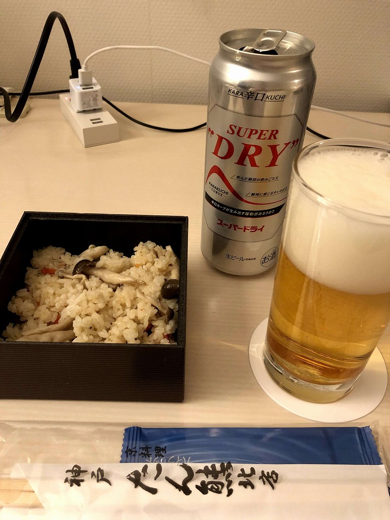 神戸たん熊 北店の炊き込みご飯と缶ビール