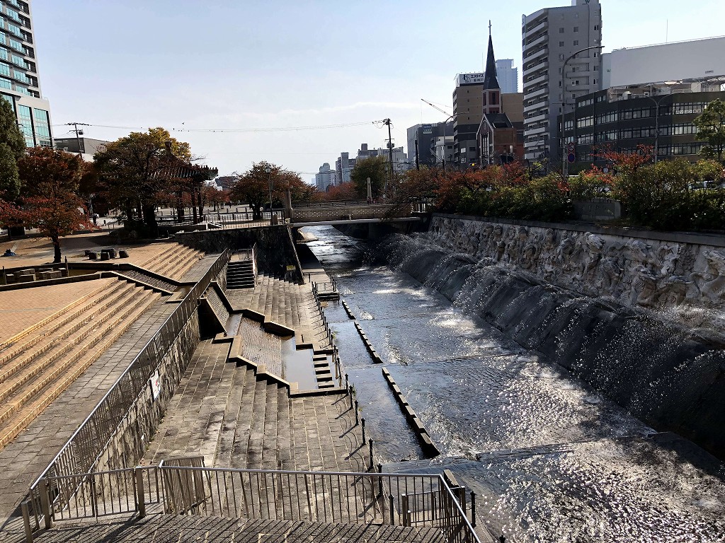 生田川公園の放水