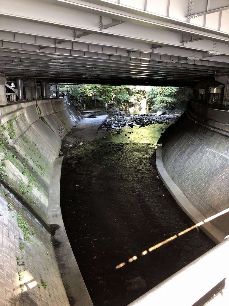 新神戸駅の真下を流れる生田川