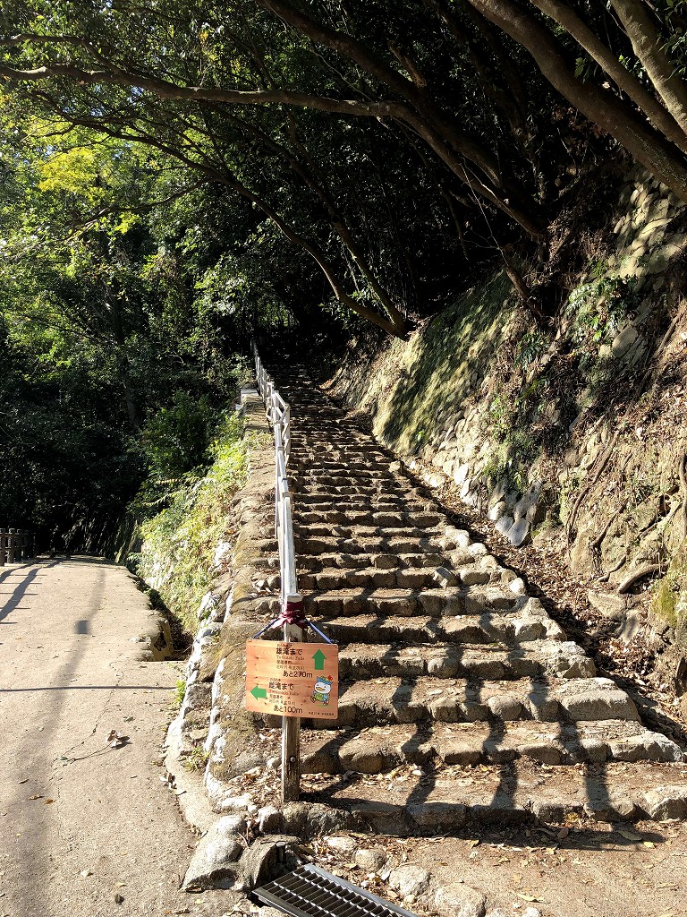 新神戸駅の布引の滝に行くまでの階段