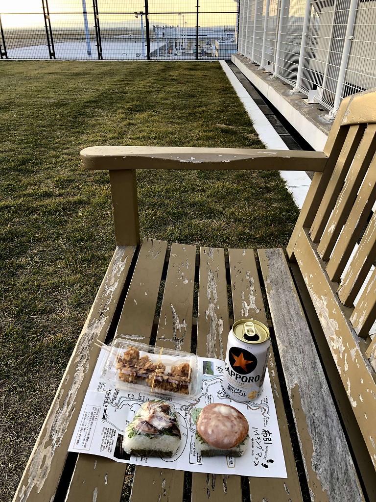 神戸空港の屋上デッキで昼飯
