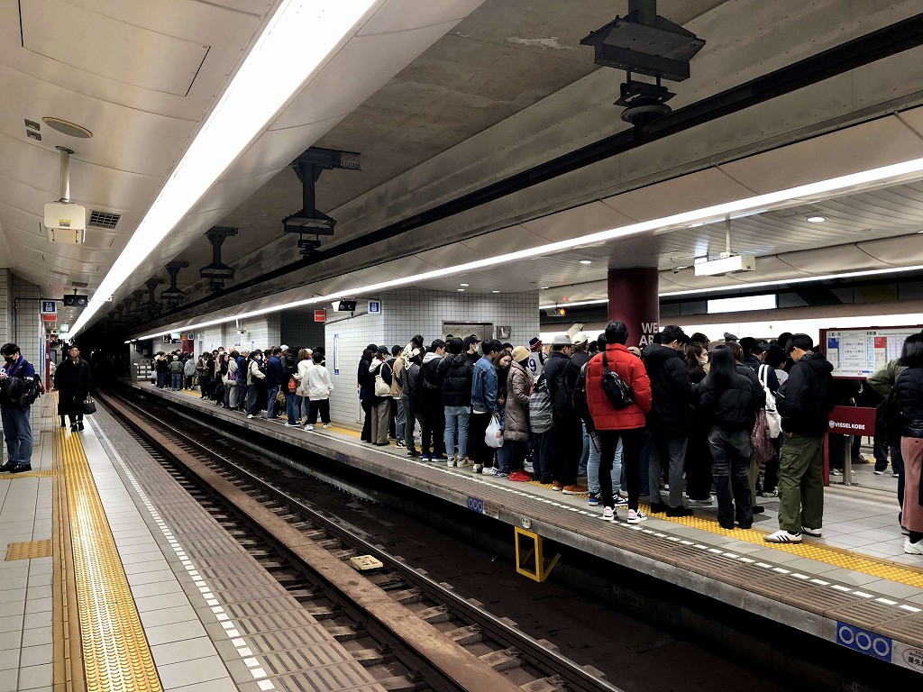ホームに多数が並ぶ御崎公園駅