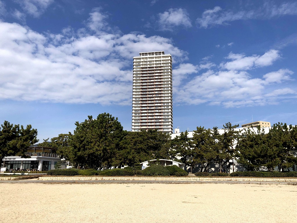 白砂青松の須磨海岸のタワマン