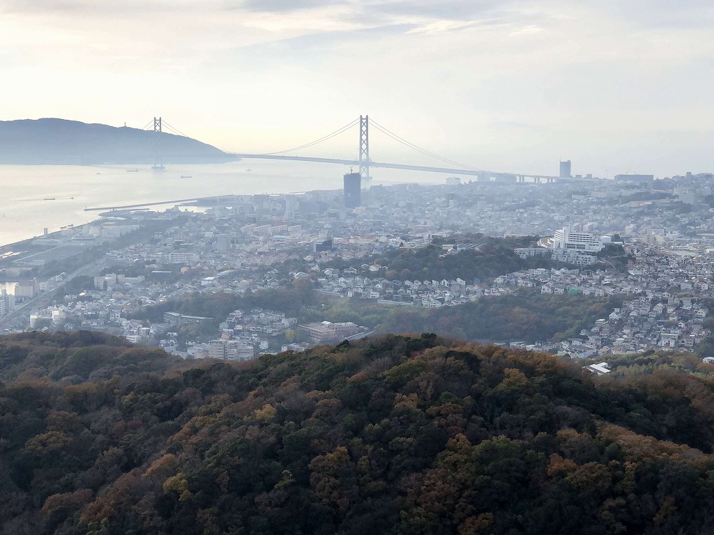 須磨浦公園の展望閣から明石海峡大橋