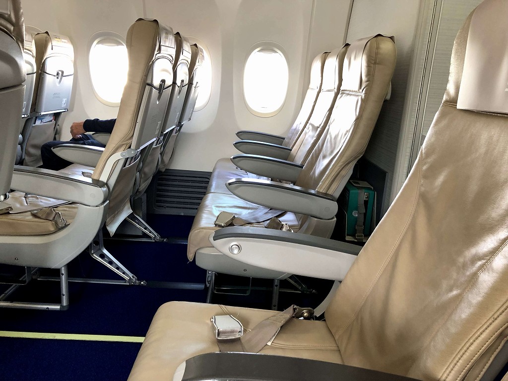 スカイマーク110便の最後尾席のA席