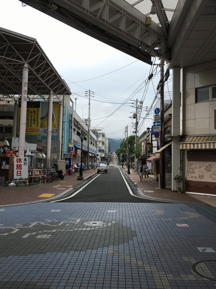 ひろめ市場前の通りの坂道