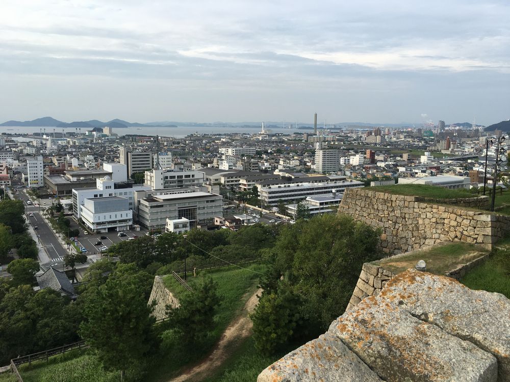 丸亀城の本丸から瀬戸大橋