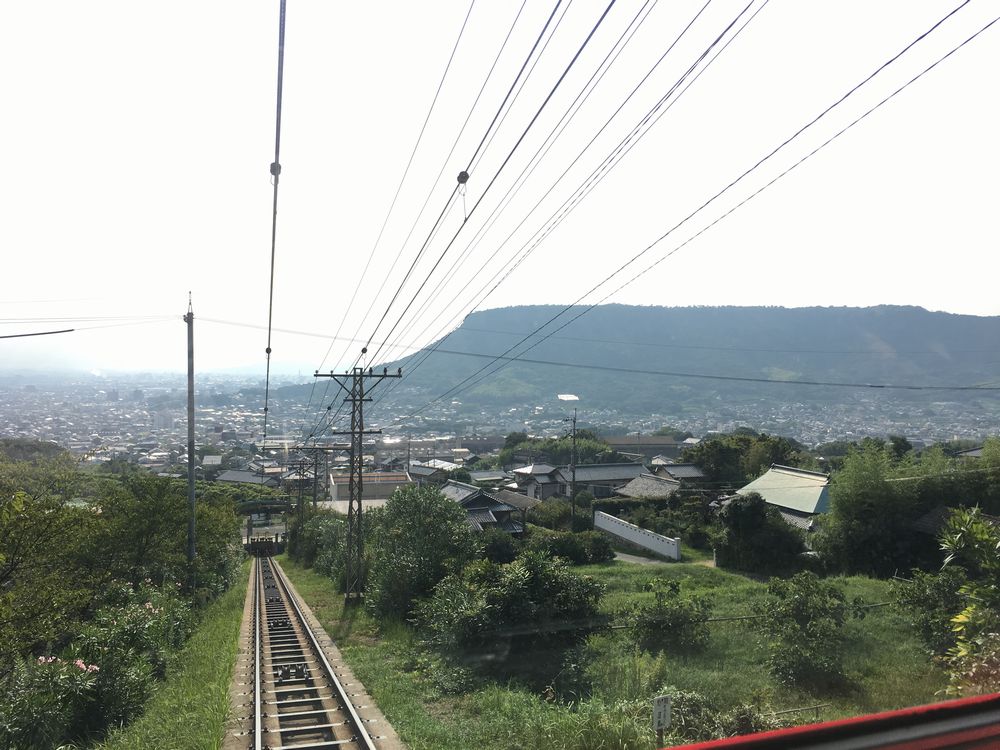 八栗寺のケーブルカーの最前列
