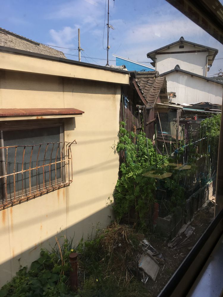 民家の軒先をかすめる琴電志度線