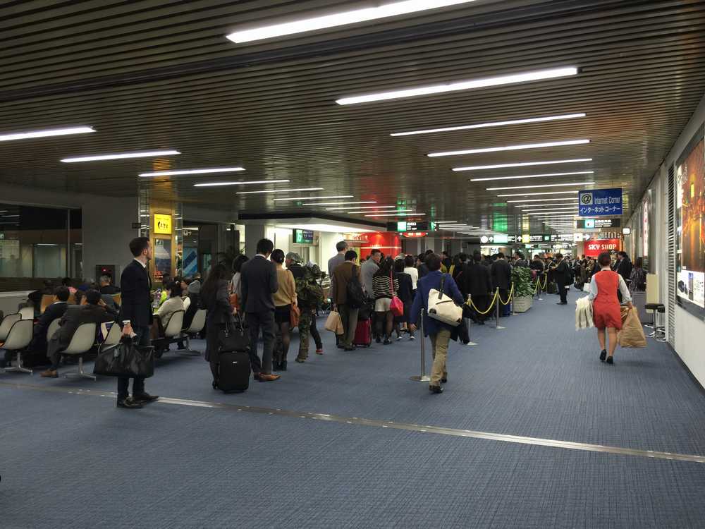 鹿児島空港の搭乗待ちの行列画像