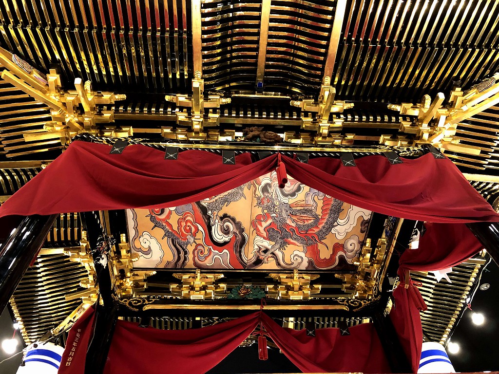大文字町の曳山の舞台天井の龍