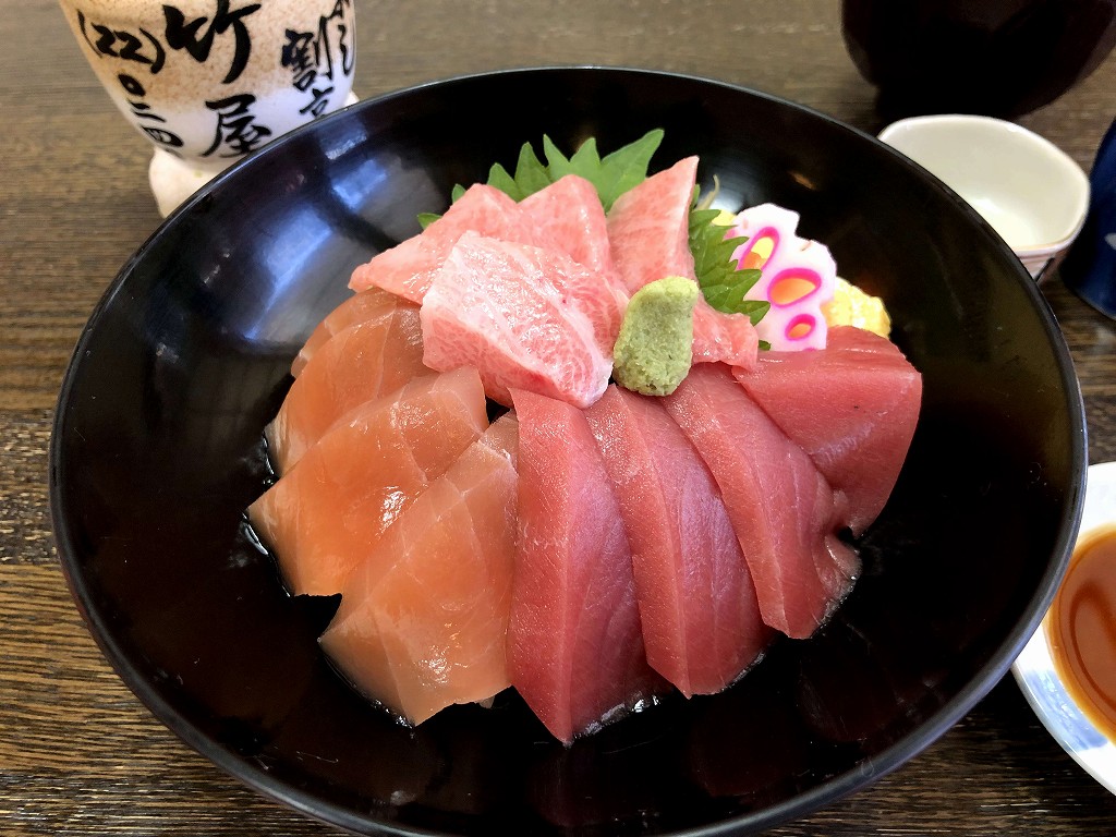 「寿司割烹 竹屋」のまぐろ丼
