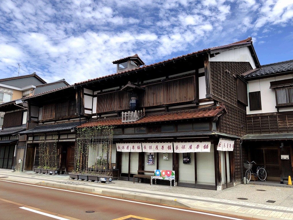 旧北国街道の「長保屋茶舗」