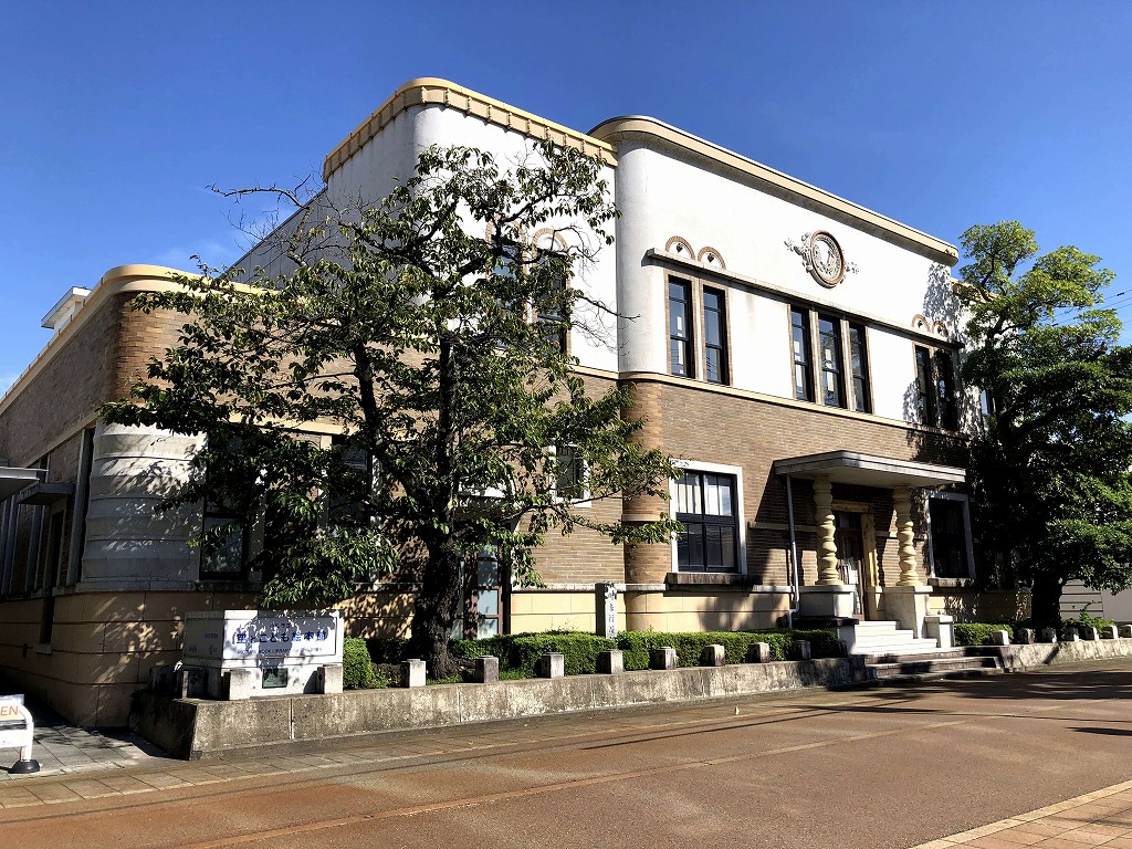 小松市立「空とこども絵本館」