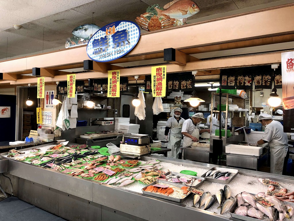 小松のスーパー「犬丸屋」の鮮魚コーナー1