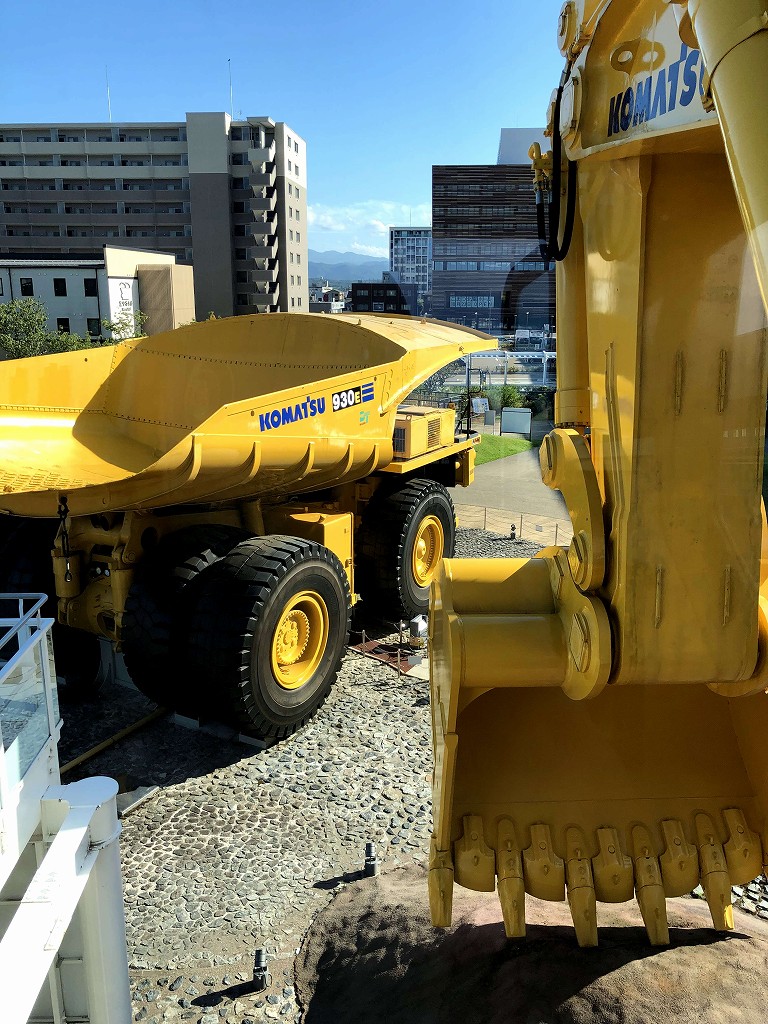 こまつの杜のショベルカーの操縦席から