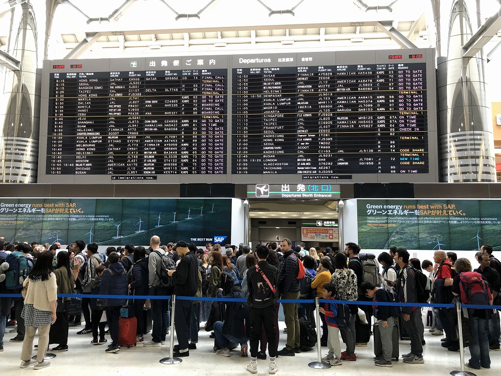 成田空港の一般の保安検査場の行列