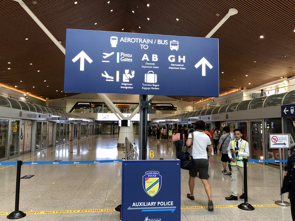 クアラルンプール国際空港のエアロトレインの入口