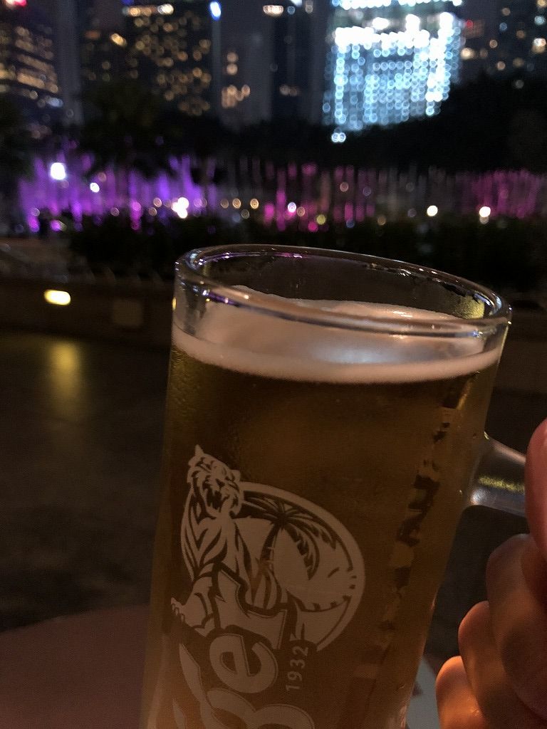 ペトロナスツインタワー（夜）の近くのテラス席でタイガービール