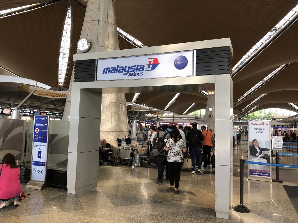 クアラルンプール国際空港のマレーシア航空のビジネススイートのチェックインカウンター1