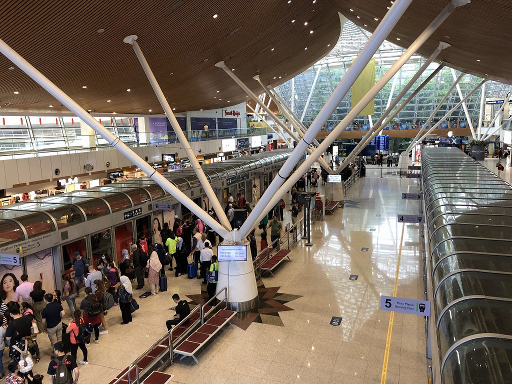 クアラルンプール国際空港の「ゴールデンラウンジ」のエントランスからエアロトレイン