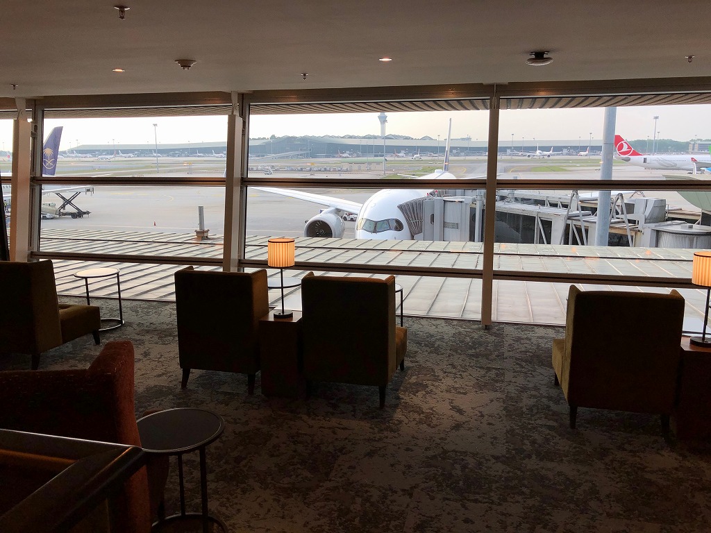 マレーシア航空の「ゴールデンラウンジ」のファーストクラスラウンジの窓際席2