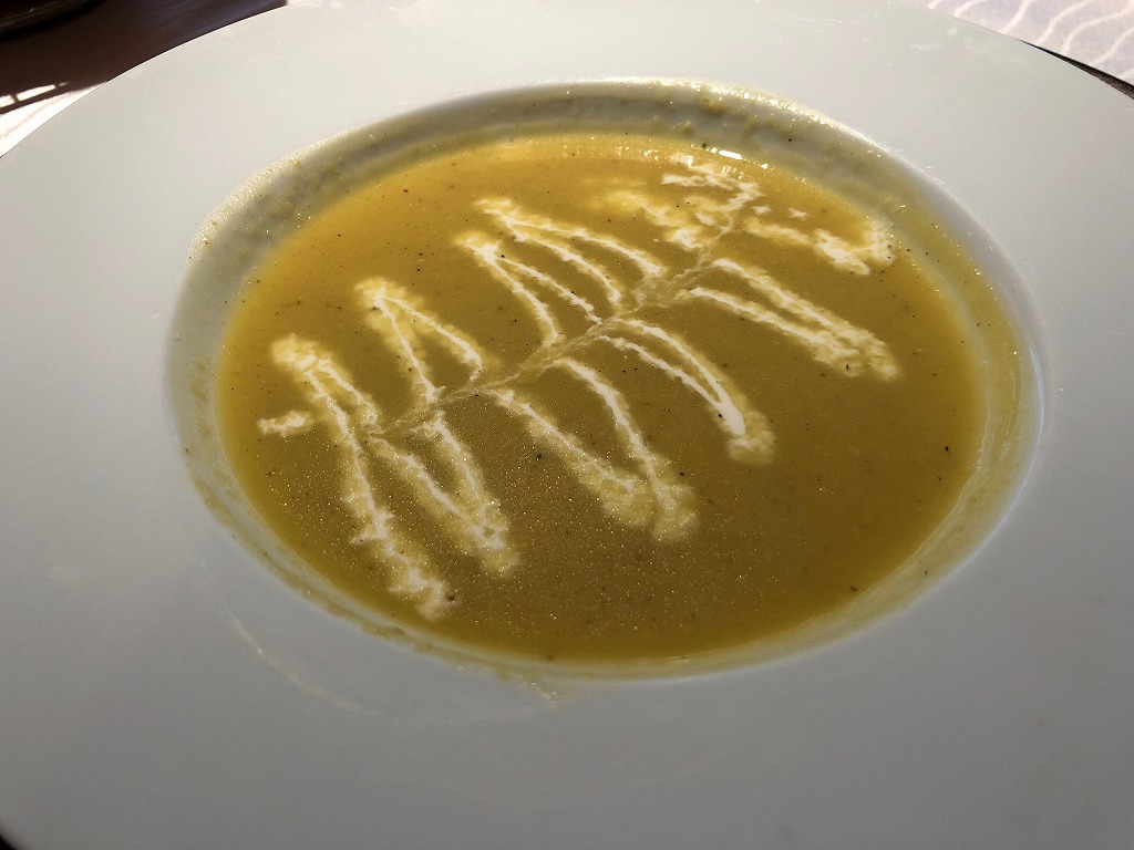 マレーシア航空の「ゴールデンラウンジ」のファーストクラスラウンジのDINING のコーンスープ