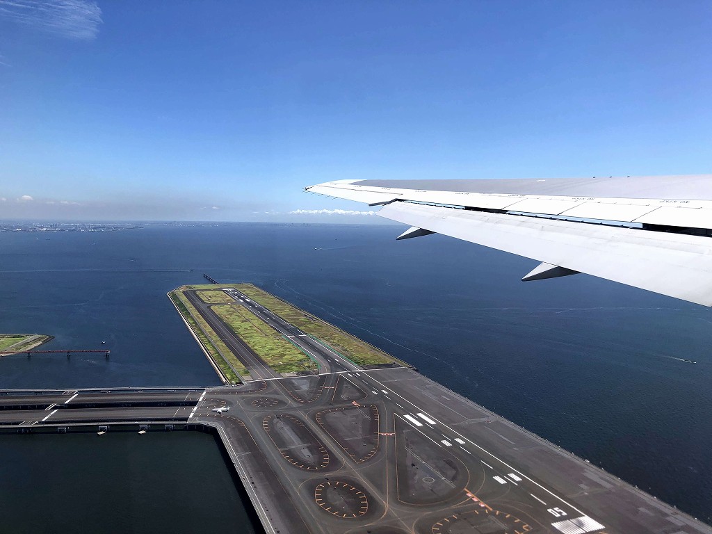 快晴の羽田空港を離陸するJAL627便