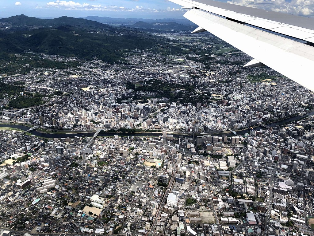 熊本市街地上空を飛ぶJAL627便