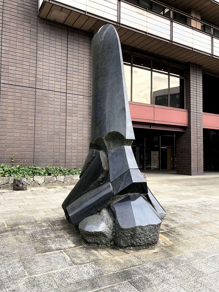 熊本市役所前の加藤清正の長烏帽子の兜をモチーフにした彫刻作品