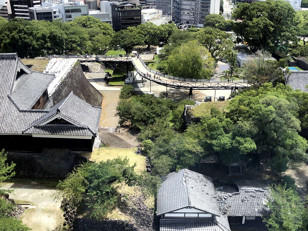 熊本城の天守閣からペデストリアンデッキ
