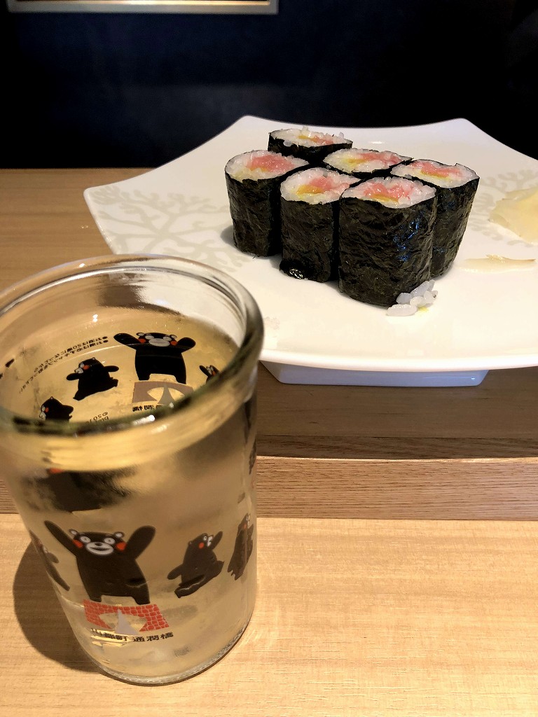 熊本空港の「鮨 福伸」の通潤のワンカップとトロタク巻