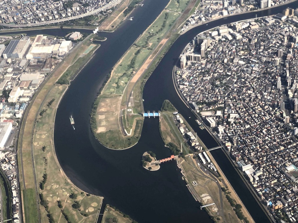 JAL630便から青赤の新旧岩淵水門2