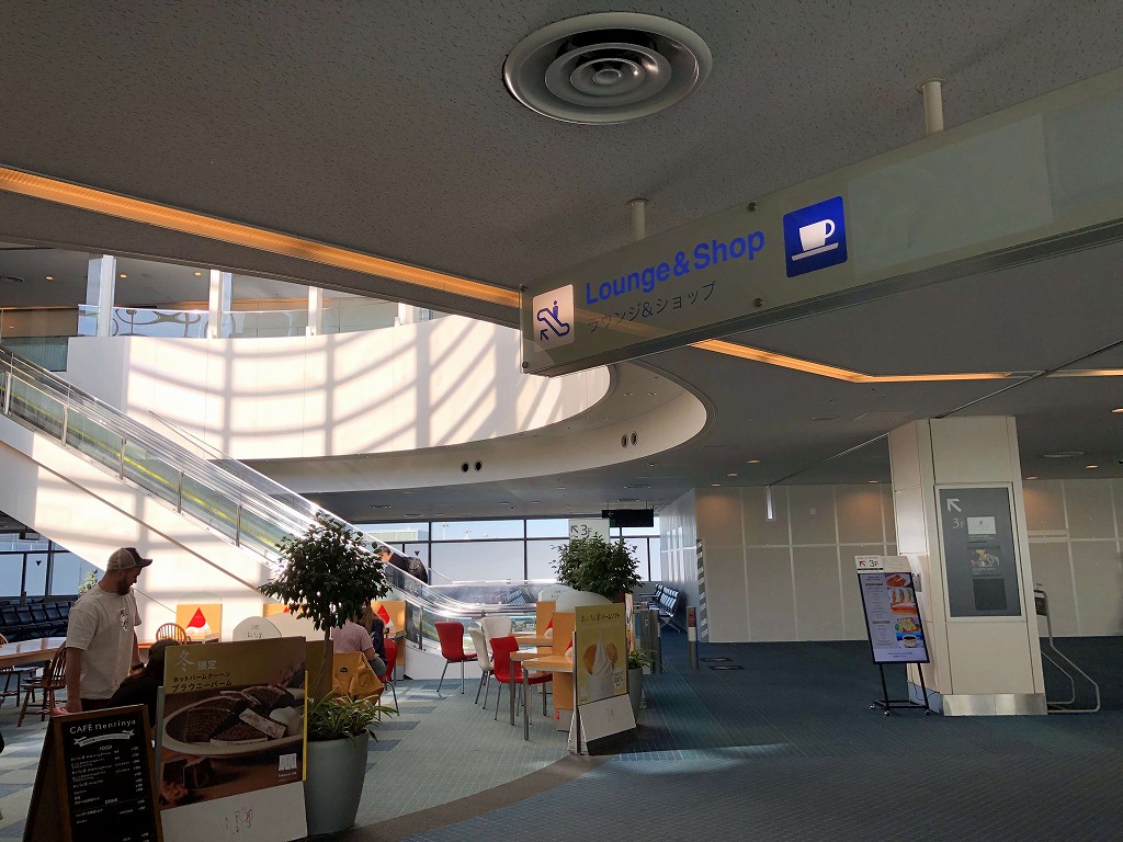 羽田空港第2ターミナルのPOWER LOUNGE SOUTHのエレベーター
