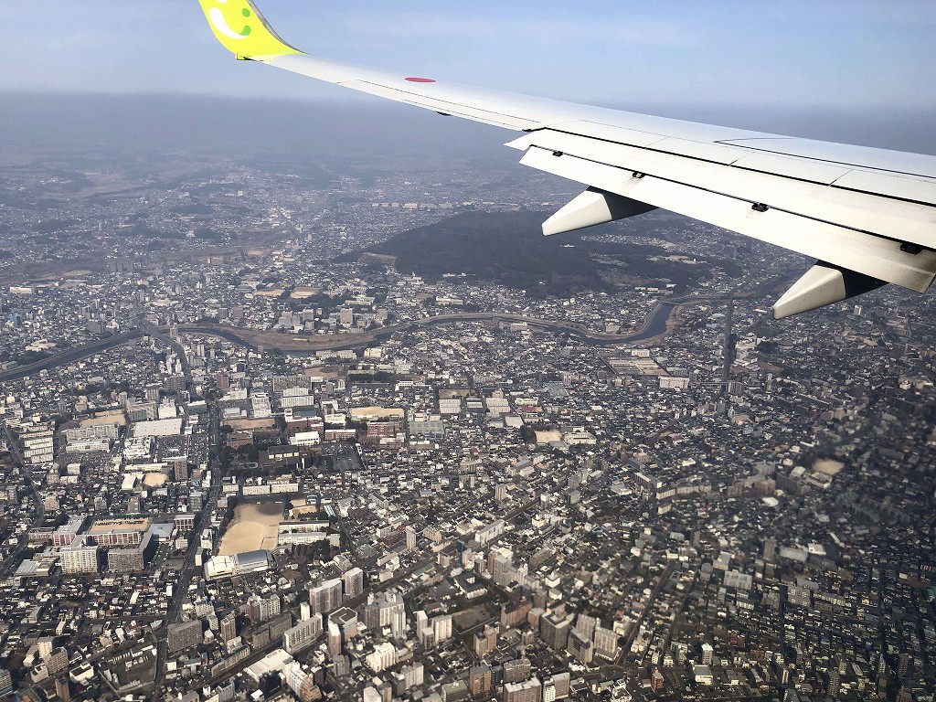 ちょうど水前寺成趣園上空のソラシドエア13便