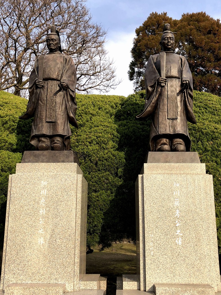 水前寺成趣園の細川藤孝、忠利の銅像