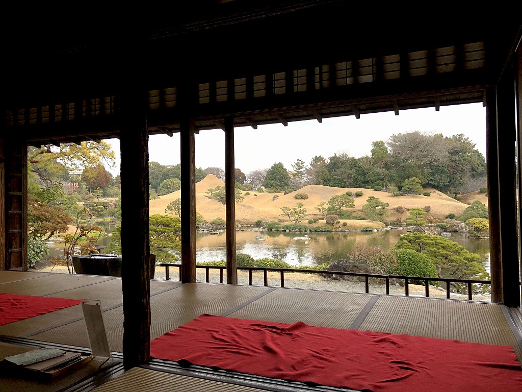 水前寺成趣園の古今伝授の間から見た庭園