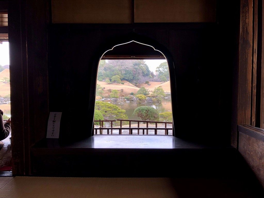 水前寺成趣園の古今伝授の間の火燈窓