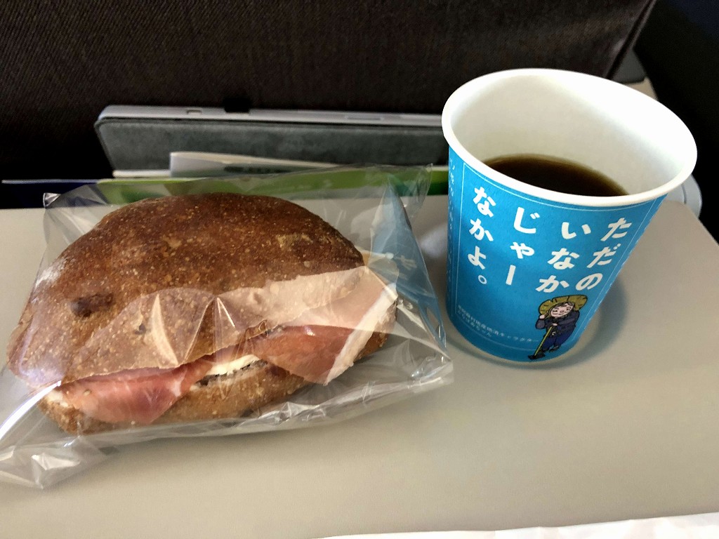 ソラシドエア16便でコーヒーとともにお昼ご飯