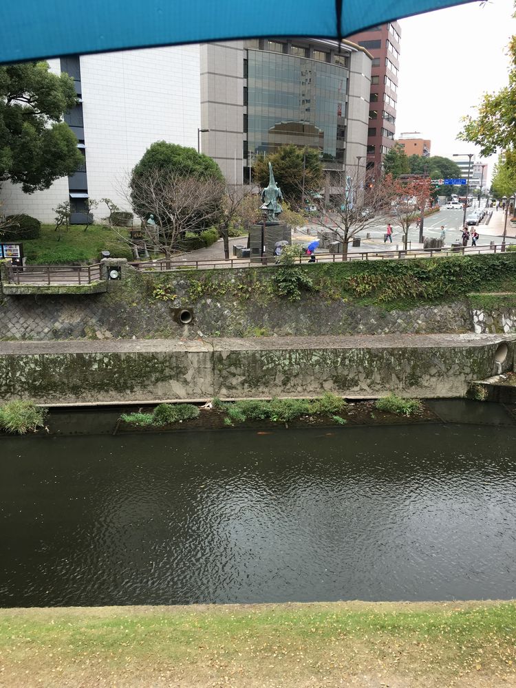 坪井川を挟んで加藤清正公像