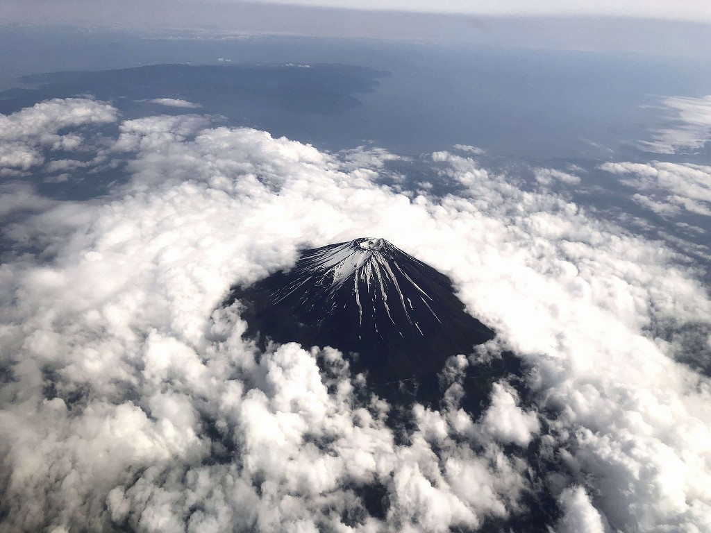 JAL237便から頭を雲の上に出した富士山