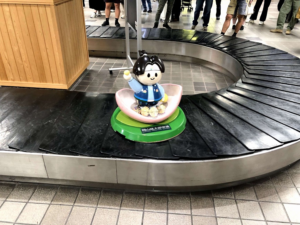 岡山空港のターンテーブルの桃太郎
