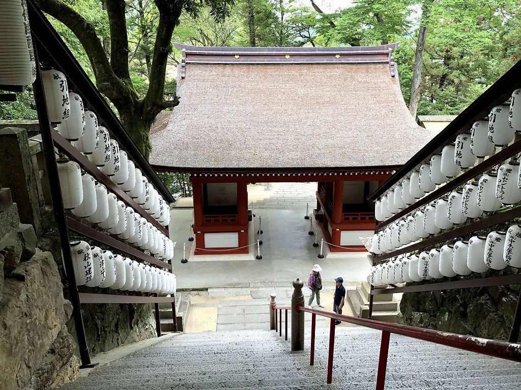 吉備津神社の北随神門を頭上から