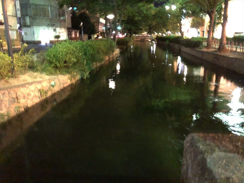 岡山市内の小川