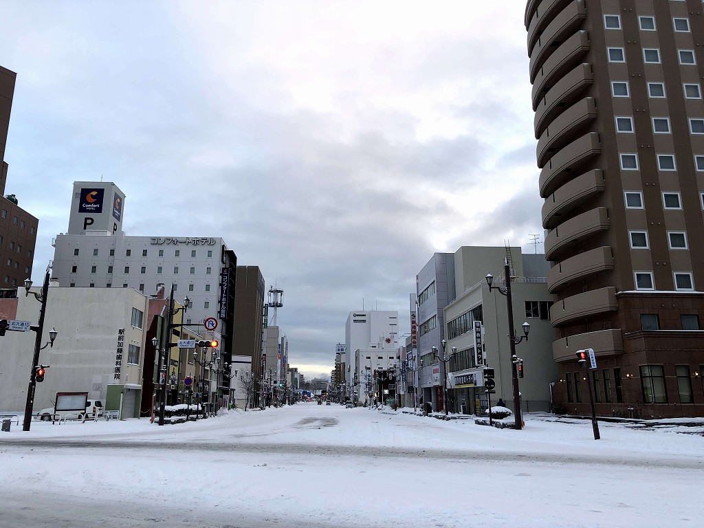 釧路駅前の広い道路