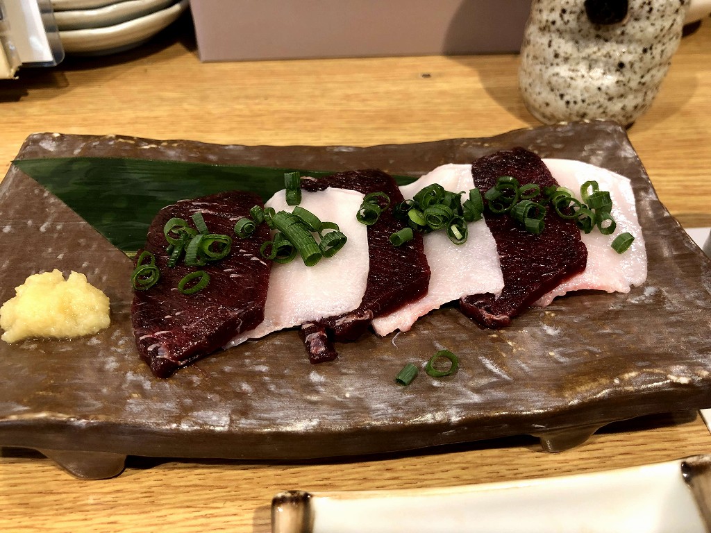 釧路の「崎じぃ」のクジラの赤身と皮