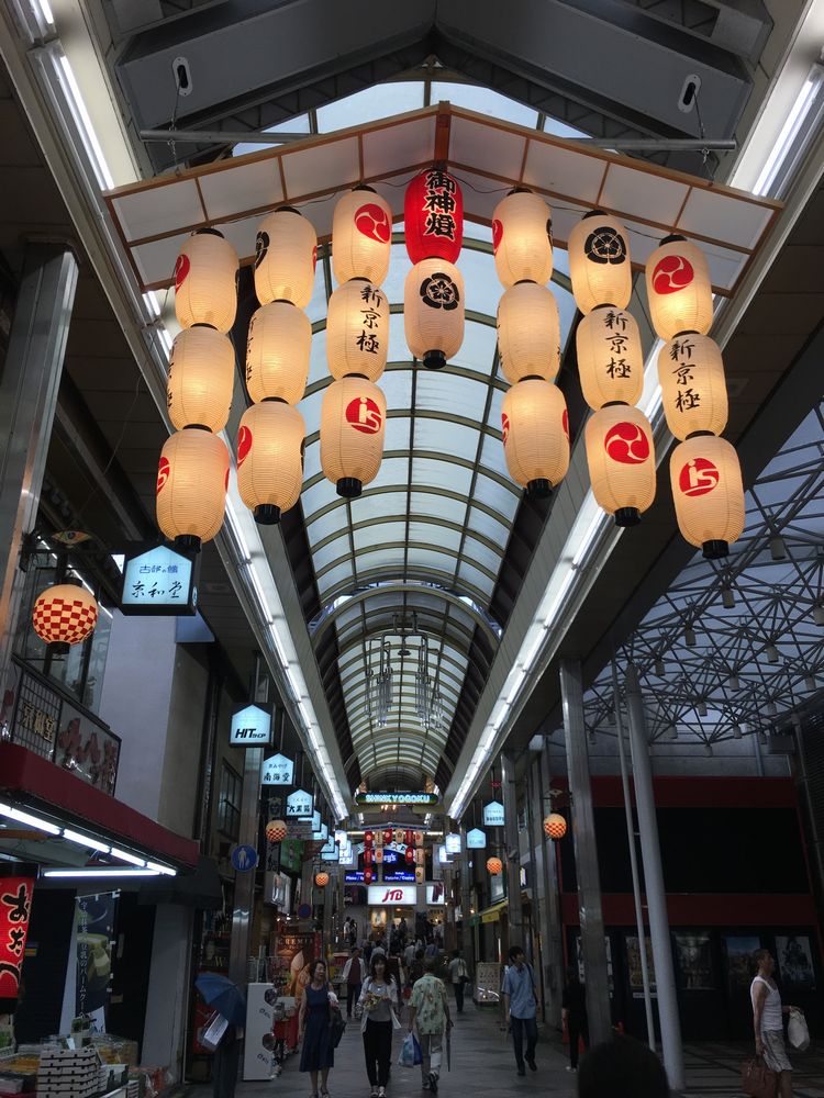 祇園祭前の新京極通